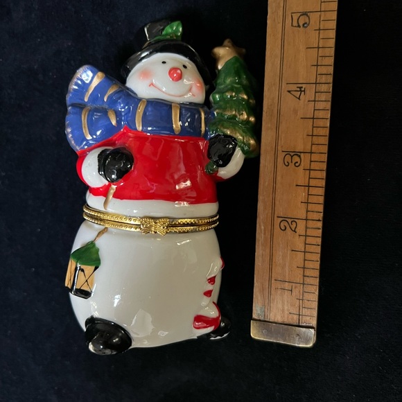 Greenbrier Porcelain Hinged Trinket Box, Snowman with Tree & Lantern. - Picture 12 of 12